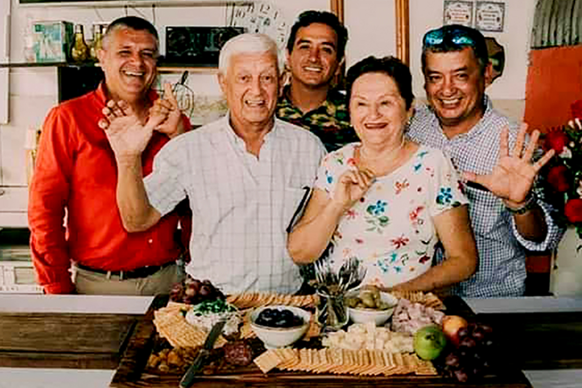 La familia Cruzalegui y los creadores de tan ricos sabores inigualables y con un toque de selva en sus sabores