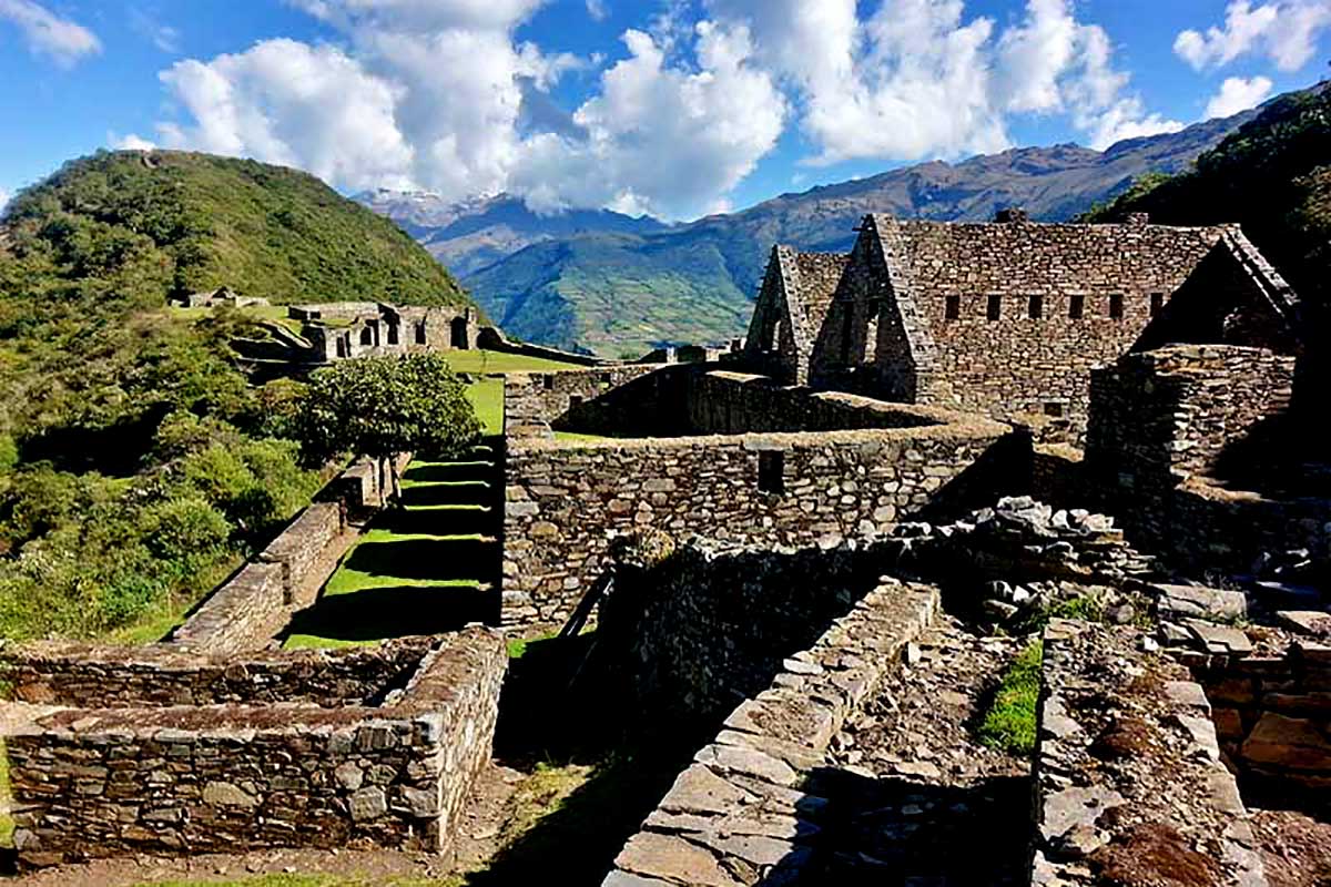 Más Allá de Machu Picchu: El Fascinante Mundo de Choquequirao, apodadas por algunos como "la otra Machu Picchu" o "la hermana menor de Machu Picchu"