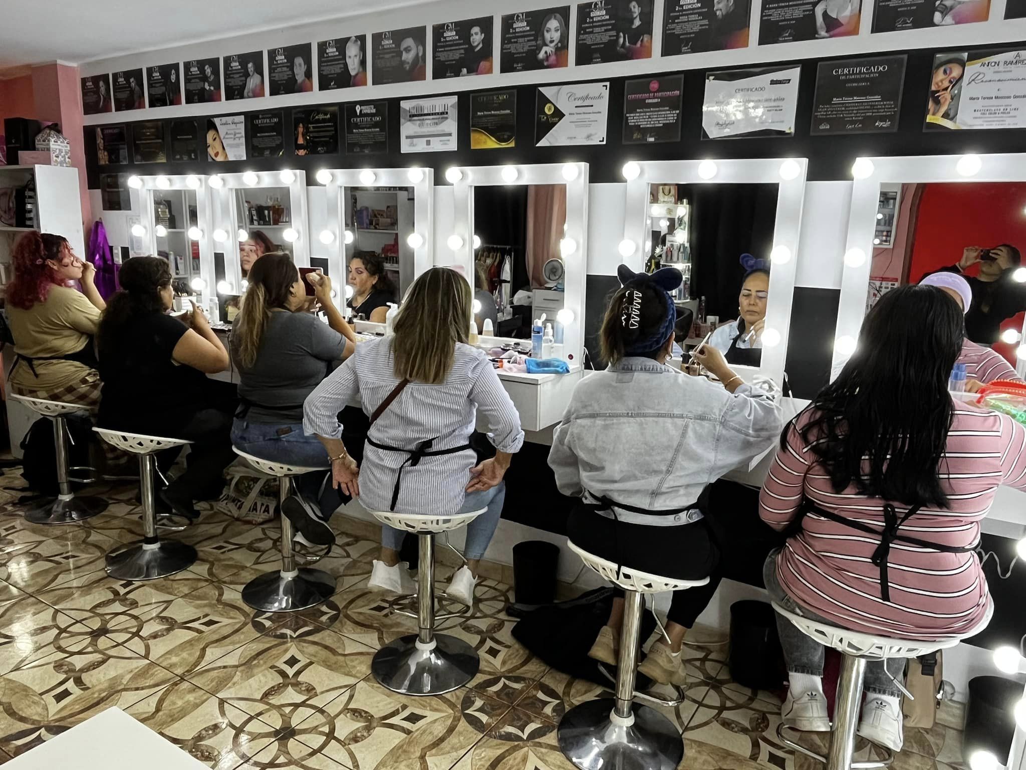 Descubre por qué las Clases Full Day de María Teresa Moscoso Gonzales - Mayte MakeUp son la elección número uno para aprender maquillaje de calidad