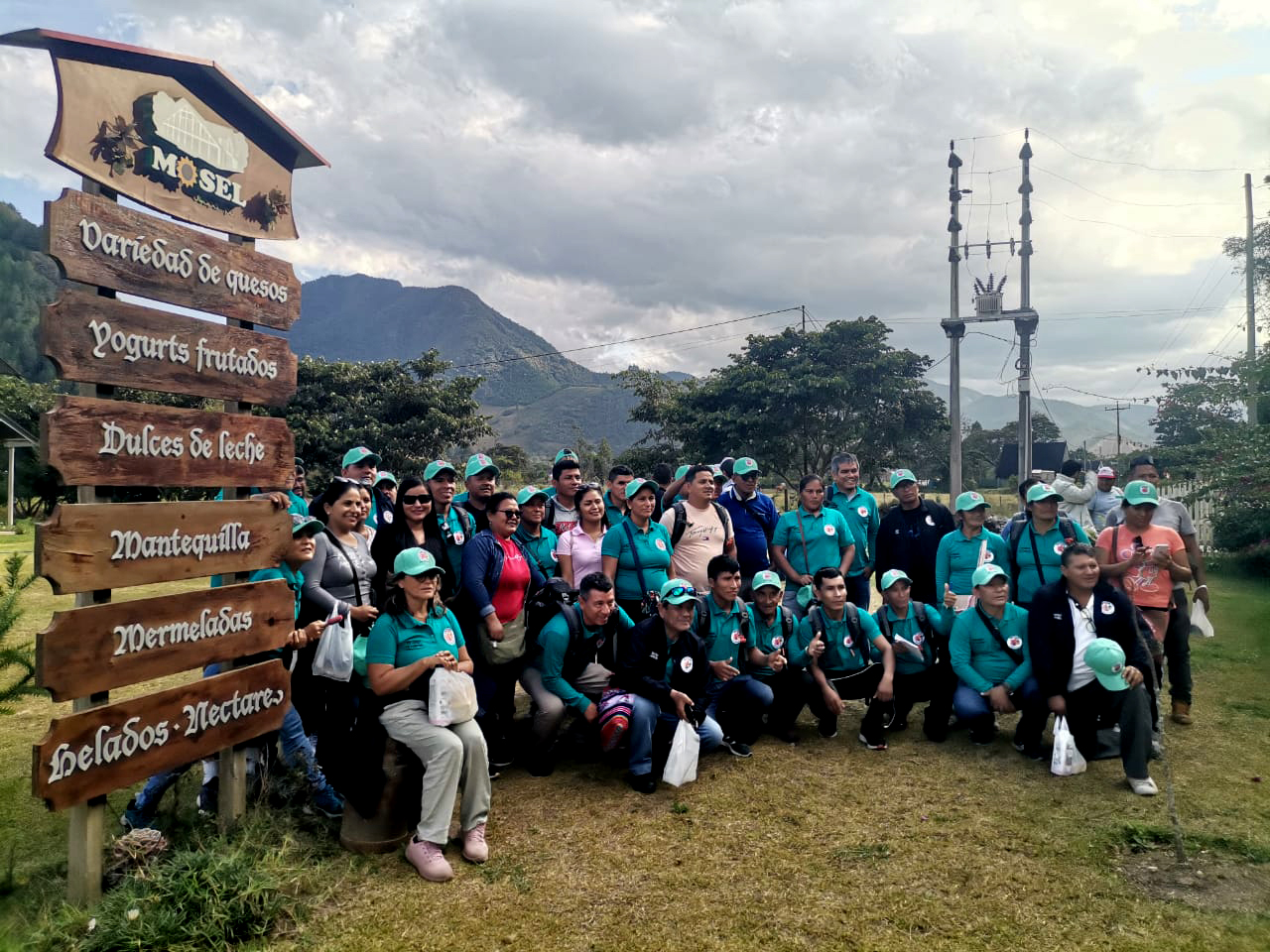 El Proyecto Especial de Desarrollo del Alto Mayo - Alto Amazonas Loreto Central (PEDAMAACL) organiza una pasantía educativa en la región de Pasco, donde participantes de siete caseríos del Eje Carretero fortalecen sus conocimientos en reforestación, recuperación de suelos y sistemas agroforestales.